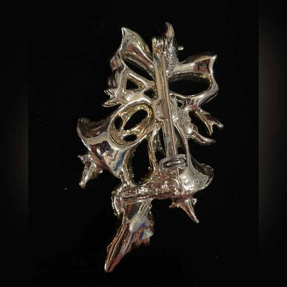 Vintage Gerry’s holly bell brooch - Picture 4 of 5